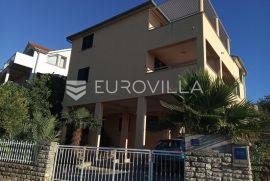 Murter, predivna kuća s tri apartmana 250 m2, Murter, Famiglia