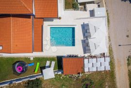 VILLA NA RUBU SELA NEDALEKO MORA, Novigrad, Kuća