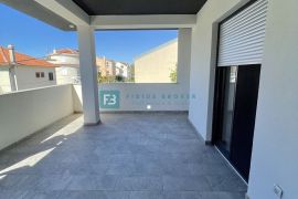 VODICE, novo, pogled, 350 m od mora, krovna terasa 127 m2, Vodice, Appartement