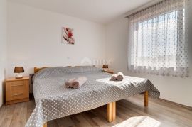 ISTRA, PULA - Apartmanska kuća s bazenom i uređenom okućnicom, Pula, House