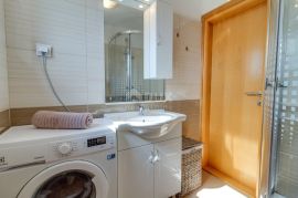 ISTRA, PULA - Apartmanska kuća s bazenom i uređenom okućnicom, Pula, House