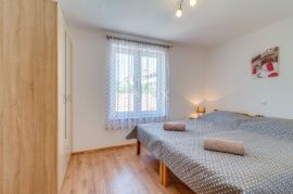 ISTRA, PULA - Apartmanska kuća s bazenom i uređenom okućnicom, Pula, House