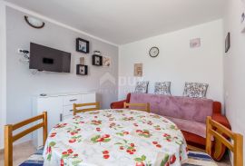 OTOK KRK, MALINSKA - Dvojna kuća s 4 apartmana i pogledom na more, Malinska-Dubašnica, Casa