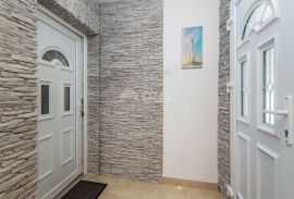 OTOK KRK, MALINSKA - Dvojna kuća s 4 apartmana i pogledom na more, Malinska-Dubašnica, Casa