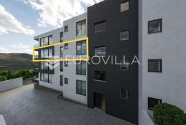 Opatija, trosobni stan na drugome katu, NKP 80 m2, garaža, Opatija, Apartamento