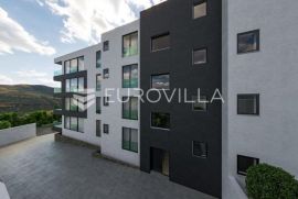 Opatija, trosobni stan u prizemlju s vrtom, NKP 95 m2, vrt, garaža, Opatija, Διαμέρισμα