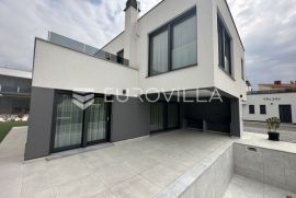 Pomer, besprijekorna vila   NKP 250 m2 s grijanim  bazenom, potpuno opremljena, Medulin, بيت