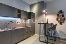 Pula, prvi red do mora, višesoban stan, NKP 129 m2, Pula, Appartement