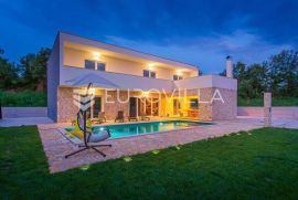 Istra, Juršići - prekrasna i moderna kuća 243 m2, bazen 40 m2, jacuzzi, Svetvinčenat, بيت