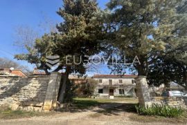 Kaštel, Plovanija  velika stara samostojeća kuća - stancija, Buje, House