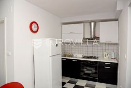 Podstrana, stan 80m2, suteren sa dvorištem, 20m od mora, Podstrana, Apartamento