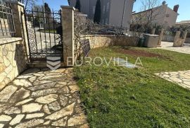 Istra, Medulin, lijep dvosoban stan prizemlje i suteran 108 m2 sa vrtom, Medulin, Διαμέρισμα