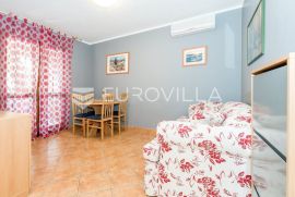 Šibenik, Grebaštica, kuća s apartmanima drugi red od mora, Šibenik - Okolica, بيت