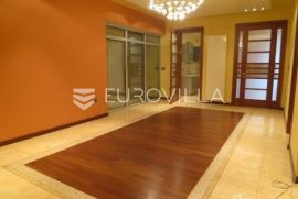 Zagreb, Gornje Prekrižje prekrasna vila sa bazenom, 1000 m2, Zagreb, Famiglia