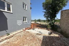 Šišan, dvosoban  stan   NKP 60 m2  i  vrtom  od 20 m2, Ližnjan, Kвартира