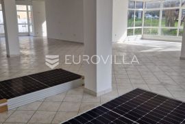 Split, najam prostora 180m2 uz 8 P-mjesta, Split, Commercial property