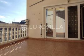 Pula, Giardini, višesoban stan, privatni parking, velika terasa, NKP 180 m2, Pula, Appartment