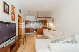 Istra, Rovinj, stan u prizemlju s velikom konobom u podrumu 89 m2, Rovinj, Appartment