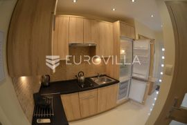 Medulin, samostojeća kuća s tri apartmana NKP 240 m2 i pogledom more, Medulin, Maison