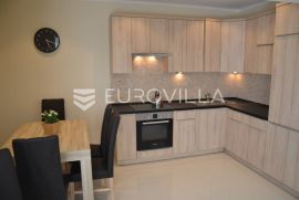 Medulin, samostojeća kuća s tri apartmana NKP 240 m2 i pogledom more, Medulin, Maison