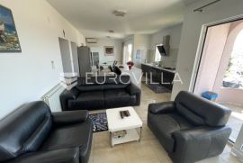 Rab, Barbat, trosoban stan na 2. katu veličine 105 m2, Rab, Appartement