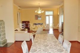 Opatija, luksuzan trosoban stan NKP 197 m2 + 4 VPM, Opatija, Stan