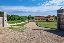 ISTRA, LABIN - Kuća s neodoljivo prostranom okućnicom, Labin, Дом