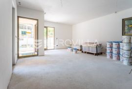 Split, blizina centra, dvosoban stan s vrtom od 153 m2, Split, Appartment