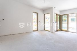 Split, blizina centra, dvosoban stan s vrtom od 153 m2, Split, Appartment