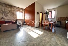 Istra, Valtura - samostojeća istarska adaptirana kuća NKP 136 m2, 618 m2 parcele, Ližnjan, House