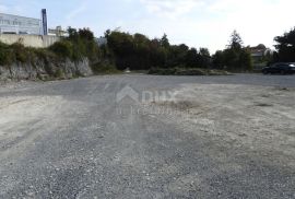 PERMANI, JURDANI-građevinsko zemljište 2000m2 s građ. dozvolom za halu od 600m2 (namjena: trgovačka, zanatska, industrijska), Matulji, Γη