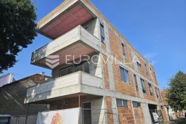 Osijek, Retfala, luksuzan trosoban stan 90 m2 na prvom katu s vrtom, Osijek, Appartment