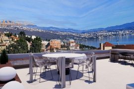 OPATIJA, CENTAR – luksuzan penthouse u centru Opatije, privatna pozicija i krovni bazen, samo 200m od mora, Opatija, Kвартира