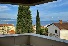 OPATIJA, CENTAR – luksuzan penthouse u centru Opatije, privatna pozicija i krovni bazen, samo 200m od mora, Opatija, Kвартира