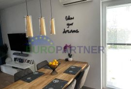 Atraktivan manji stan s bazenom i  vrtom, ukupno 200 m2, Trogir, Trogir, Διαμέρισμα