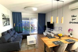 Atraktivan manji stan s bazenom i  vrtom, ukupno 200 m2, Trogir, Trogir, Appartement