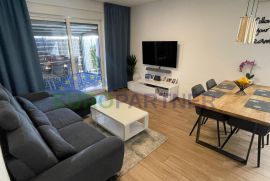 Atraktivan manji stan s bazenom i  vrtom, ukupno 200 m2, Trogir, Trogir, Διαμέρισμα