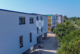 Umag, Lovrečica, Novogradnja s vrtom 300m od mora !, Umag, Flat