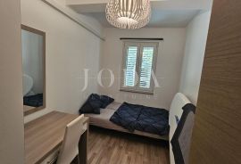 Trosoban stan 35m od mora, Novi Vinodolski, Wohnung