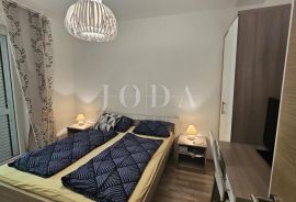 Trosoban stan 35m od mora, Novi Vinodolski, Wohnung