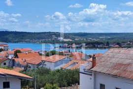 Kuća P+2 240m2 400 m od mora, Šibenik - Okolica, بيت