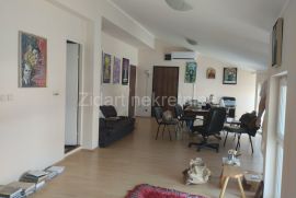 Novi grad, poslovno-stambeni objekat od 195m2, uknjižen, Zemun, Casa