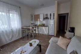 Pula-Veli vrh apartmanska kuća 260m2 sa grijanim bazenom !, Pula, Σπίτι