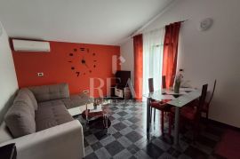 Pula-Veli vrh apartmanska kuća 260m2 sa grijanim bazenom !, Pula, Maison