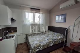 Pula-Veli vrh apartmanska kuća 260m2 sa grijanim bazenom !, Pula, Σπίτι