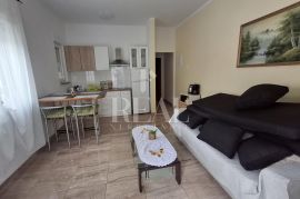 Pula-Veli vrh apartmanska kuća 260m2 sa grijanim bazenom !, Pula, Maison