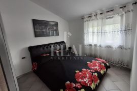 Pula-Veli vrh apartmanska kuća 260m2 sa grijanim bazenom !, Pula, Maison