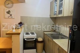 Altina, 38m2, 1.5, prodaje se namešten, Zemun, Appartement