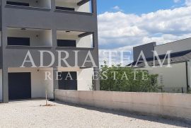 APARTMAN U NOVOGRADNJI, POGLED NA MORE, VRT 240 m2 - POVLJANA, PAG, Povljana, Appartement