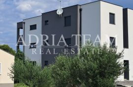 APARTMAN U NOVOGRADNJI, POGLED NA MORE, VRT 240 m2 - POVLJANA, PAG, Povljana, Appartement